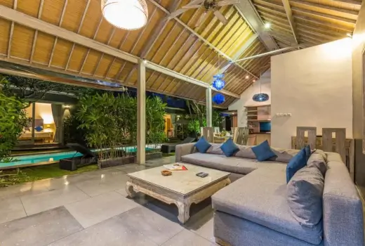 Terrasse bei Nacht in der Villa Nuri Merah