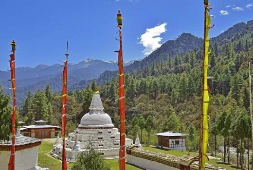 Buddhistisches Kloster mit Blick zum Himalaya in Bhutan