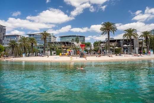 Blick auf Streets Beach in Brisbane Queensland