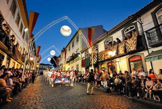 Fest in historische Altstadt von Ponta Delgada auf Sao Miguel