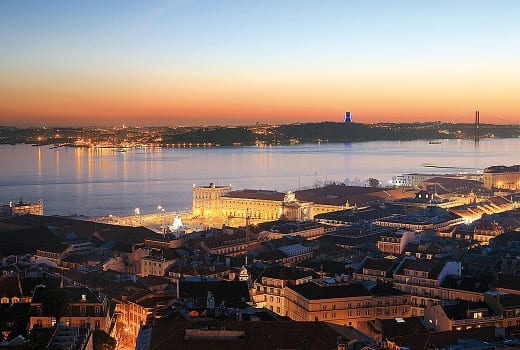 Blick bei Nacht auf Fluss Tejo in Lissabon