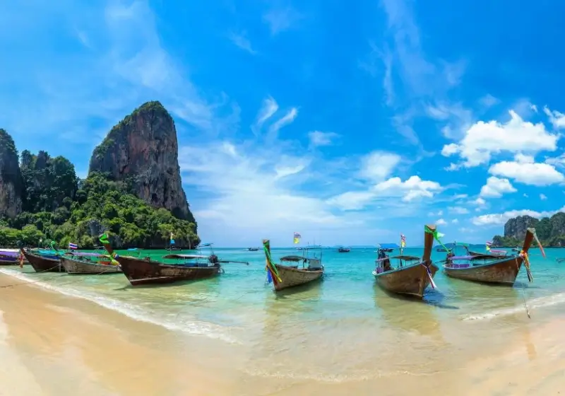 Longtailboote am Railway Beach in Krabi