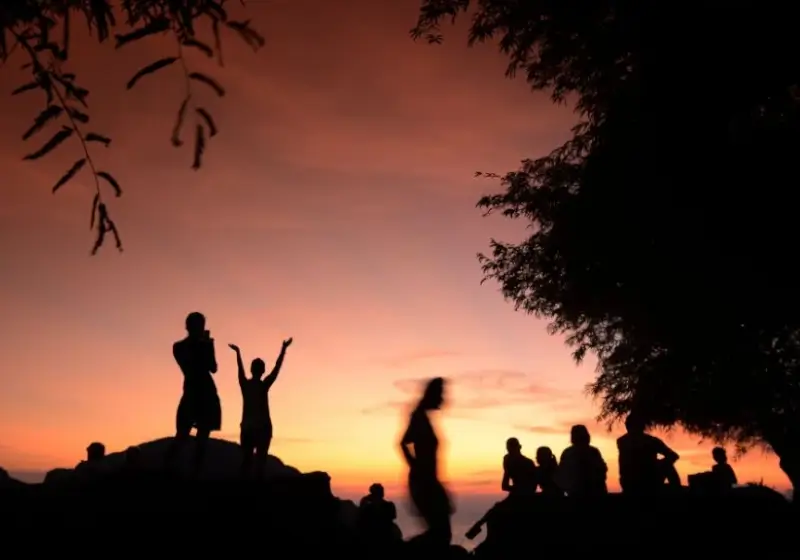 Strandparty bei Sonnenuntergang am Strand von Krabi