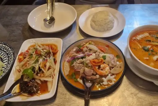 Thaifood Papajasalat und Curry